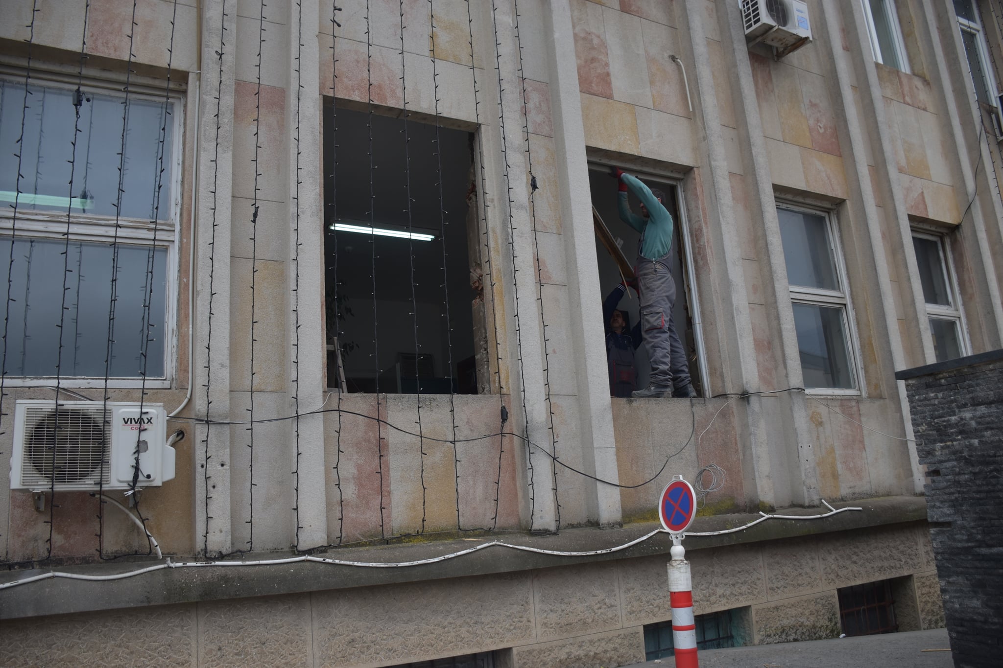 Промена на прозорците во зградата на Локалната Самоуправа Кавадарци.